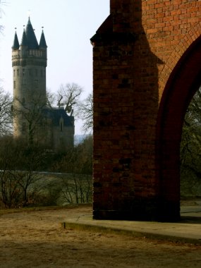 Sockel der Gerichtslaube mit Flatowturm im Hintergrund